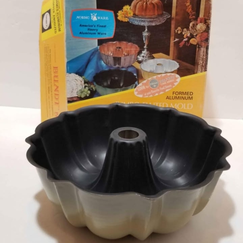 "Vintage" Nordic Ware Jumbo Fluted Bundt Pan In Original Box - Picture 7 of 10